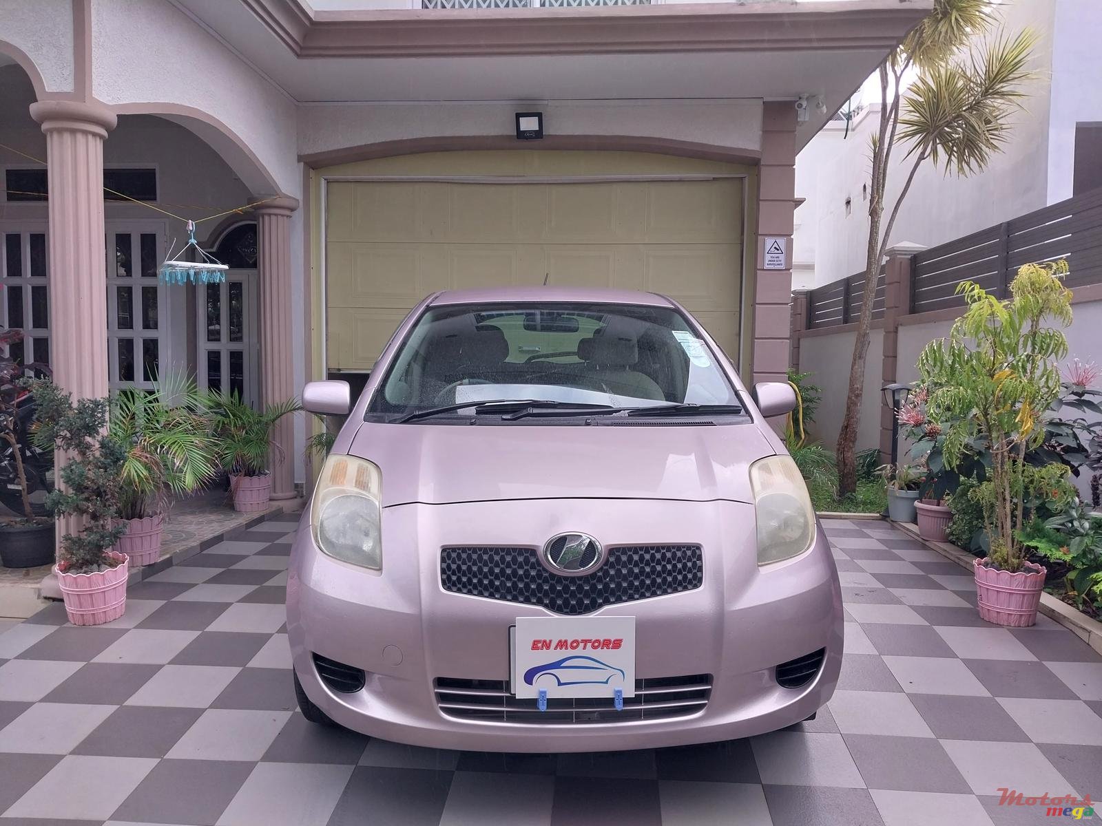 2006' Toyota Vitz photo #1