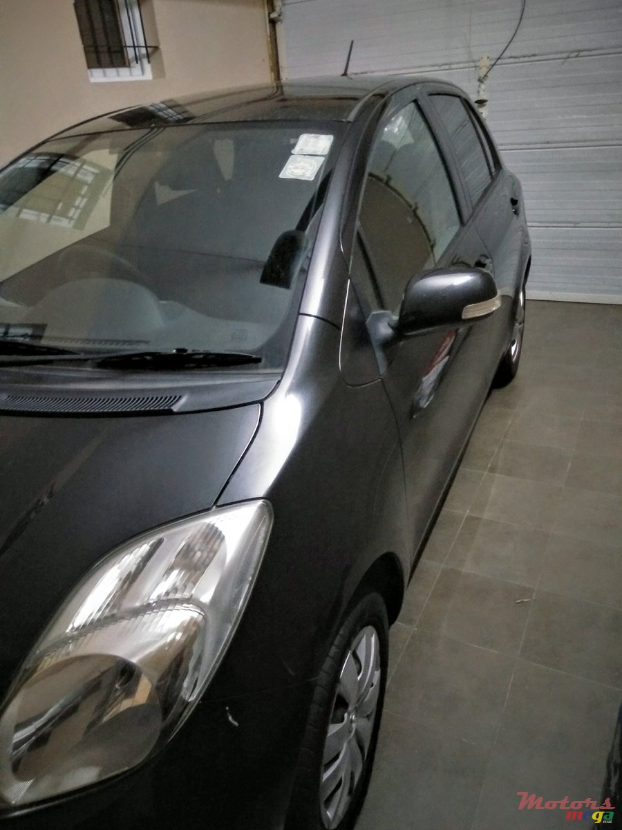 2009' Toyota Vitz photo #1