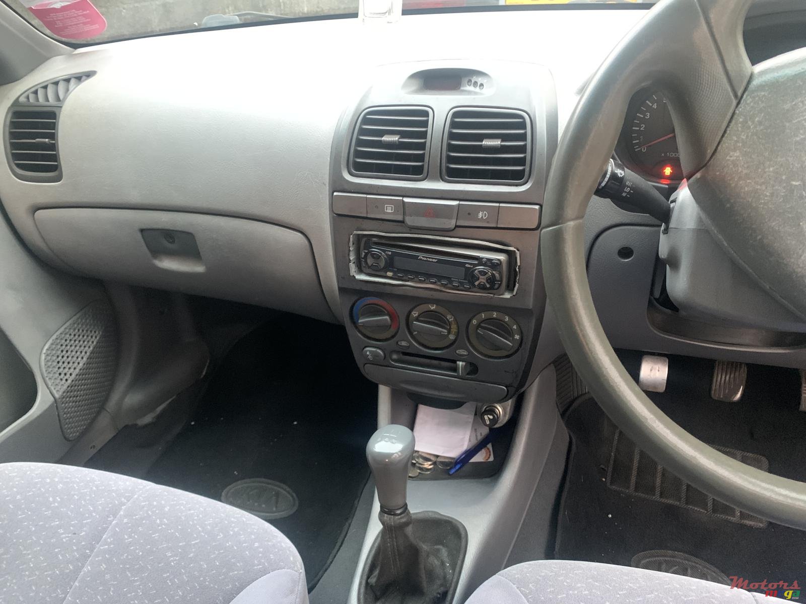 2001' Hyundai Accent photo #6