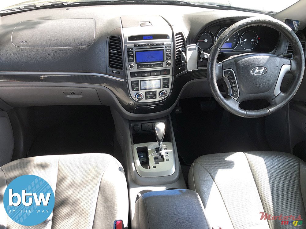 2012' Hyundai Santa Fe photo #7