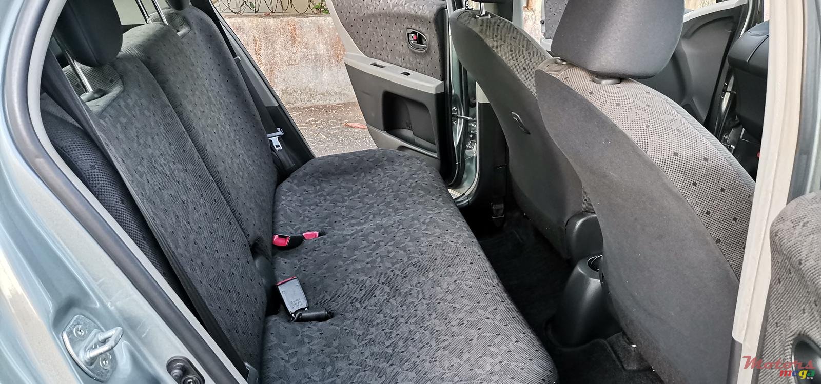 2008' Toyota Vitz photo #5