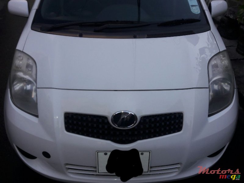 2005' Toyota Vitz photo #2