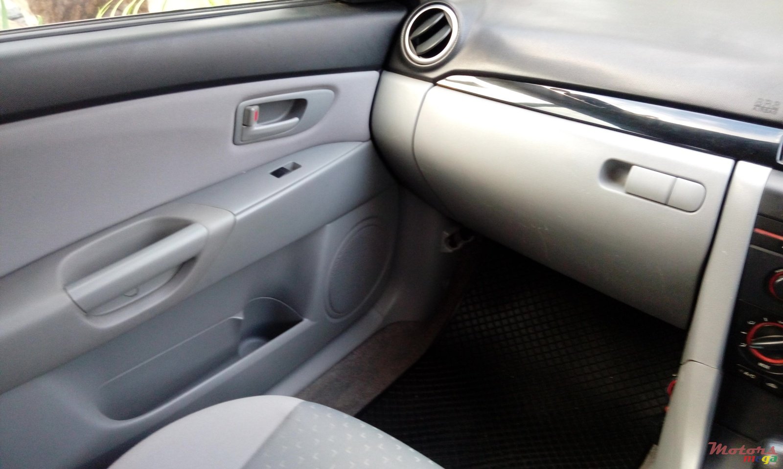 2005' Mazda Axela photo #5