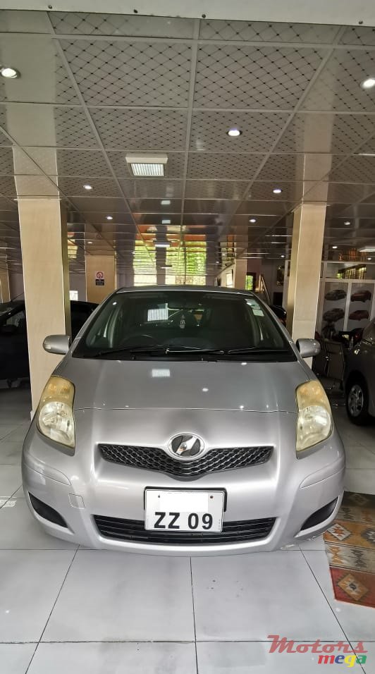 2009' Toyota Vitz photo #1