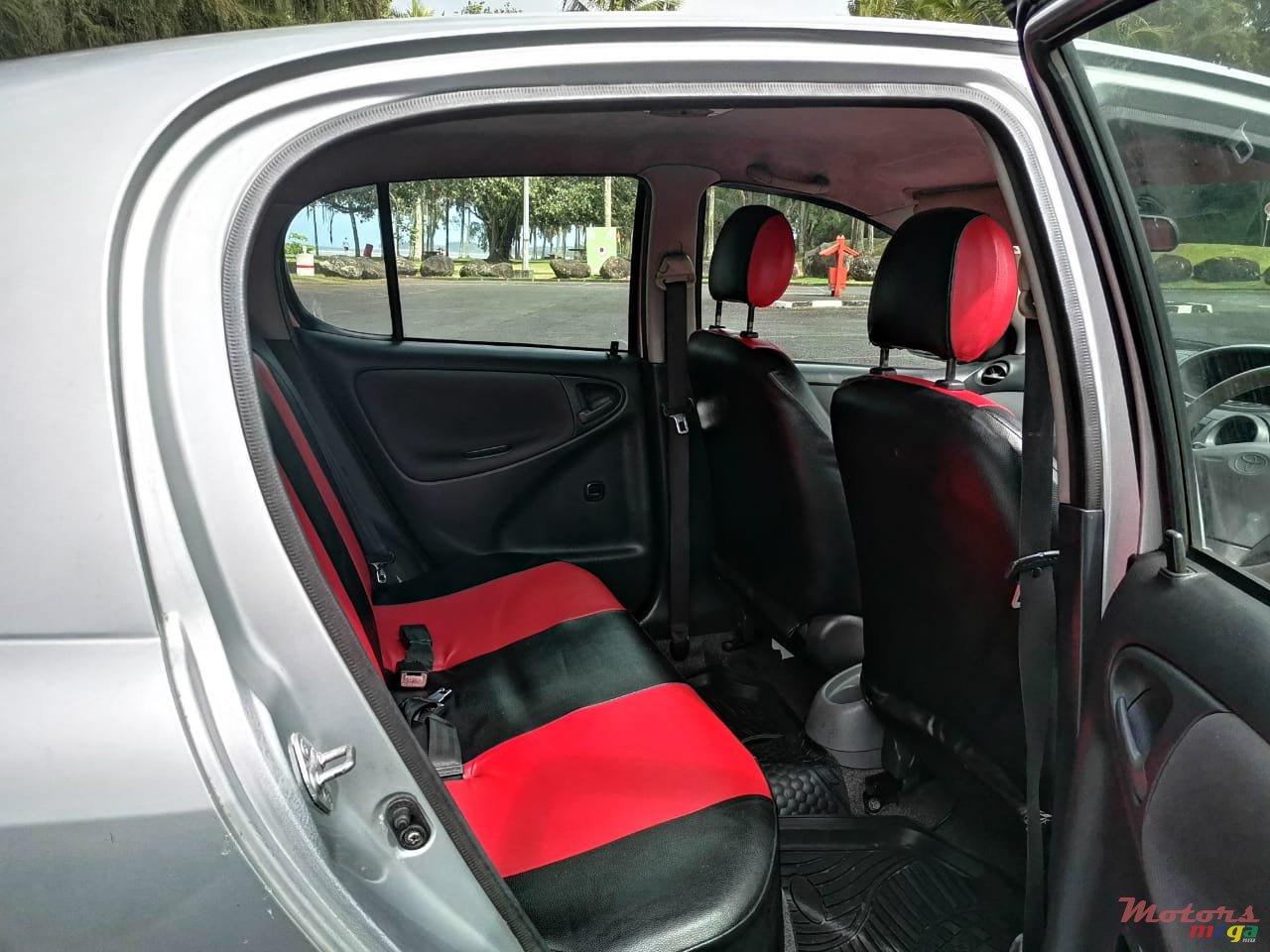 2001' Toyota Vitz photo #4