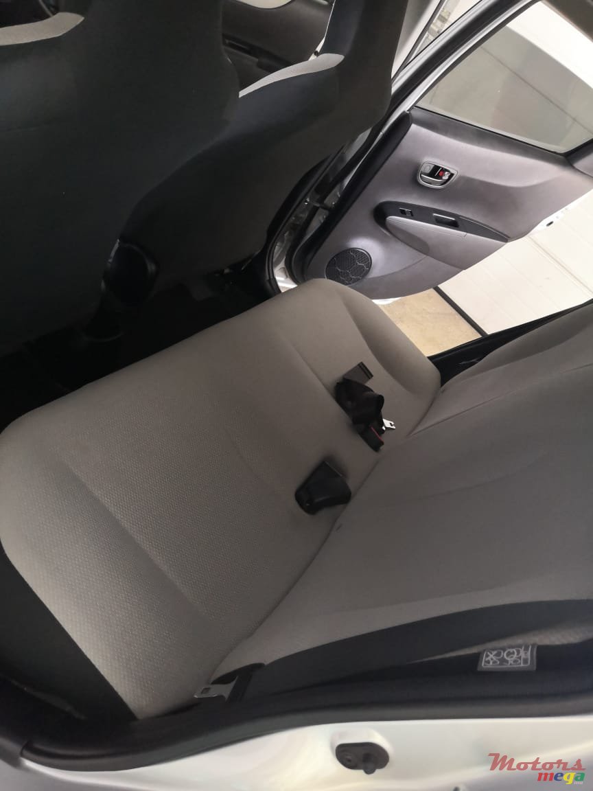 2012' Toyota Vitz 1300cc photo #3