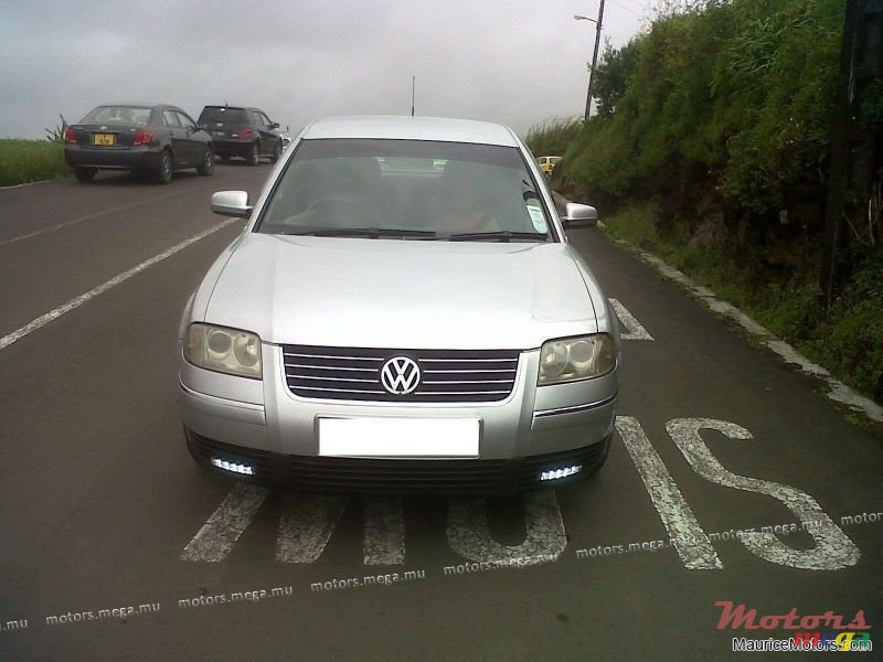 2002' Volkswagen Passat 1.9 TDI Highline photo #1