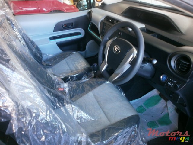 2013' Toyota Auris Aqua photo #5