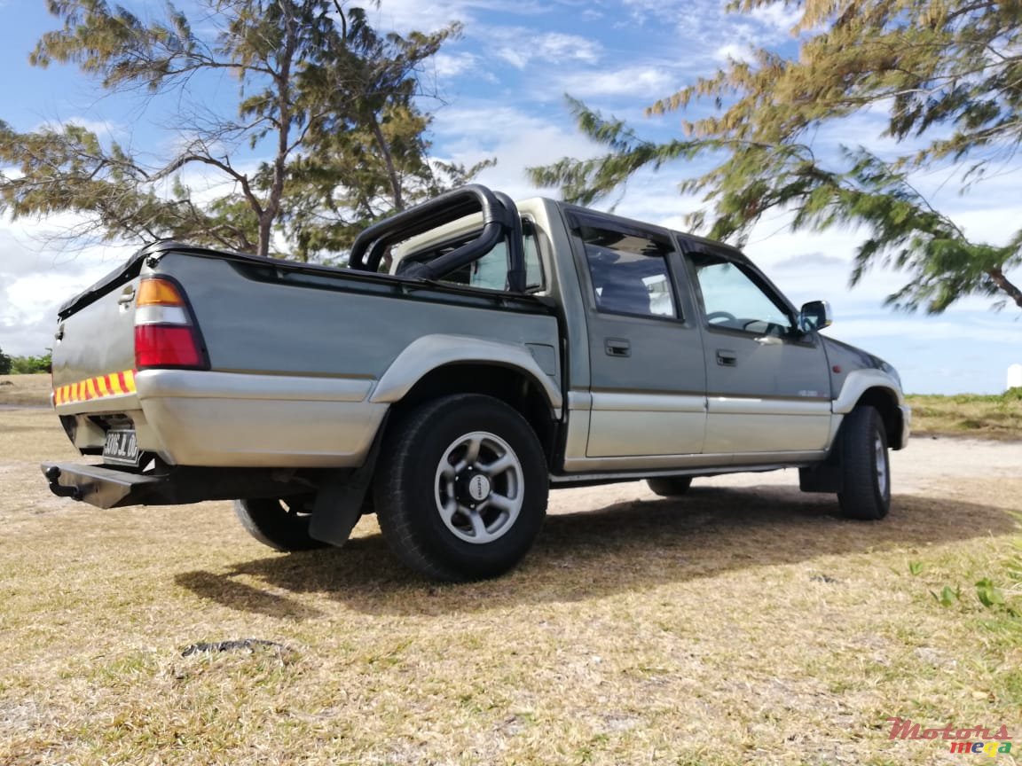 2000' Isuzu 280 photo #2