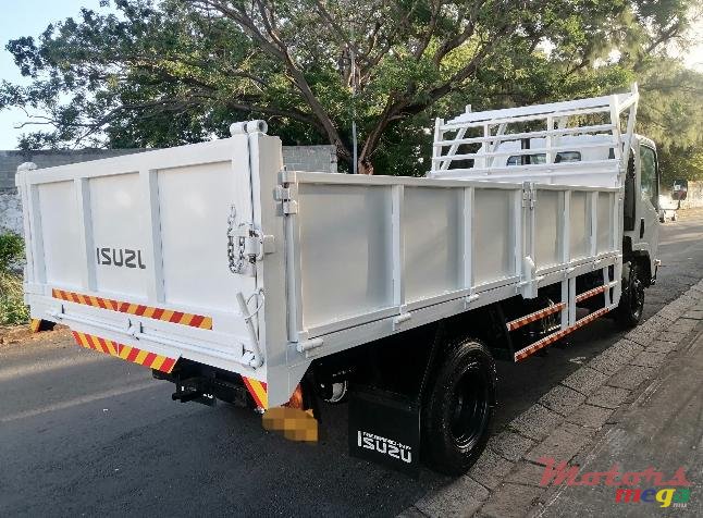 2010' Isuzu Oasis photo #1