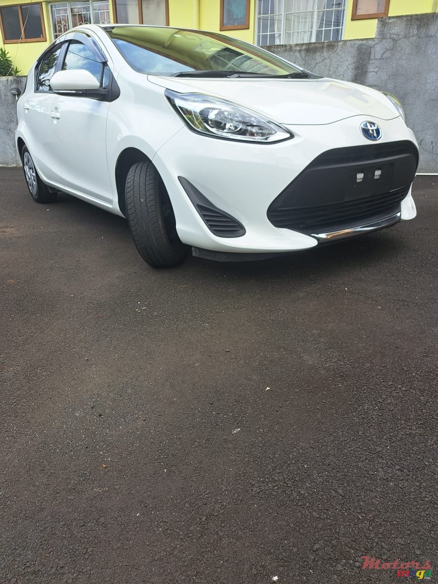 2020' Toyota Prius c photo #4