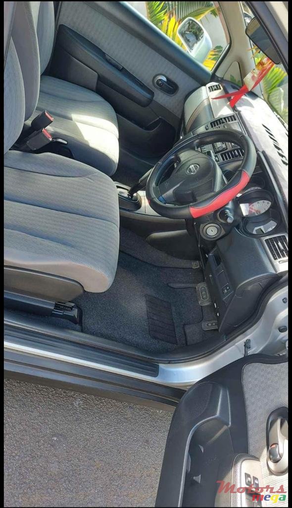 2009' Nissan Tiida photo #1