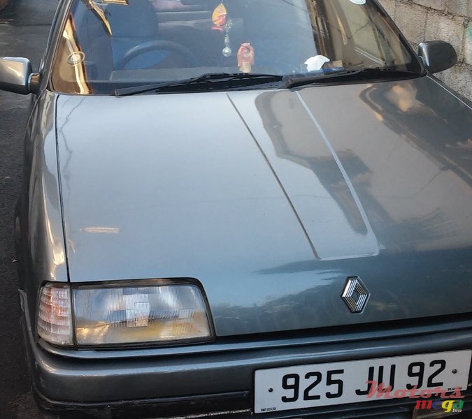 1992' Renault 19 photo #2