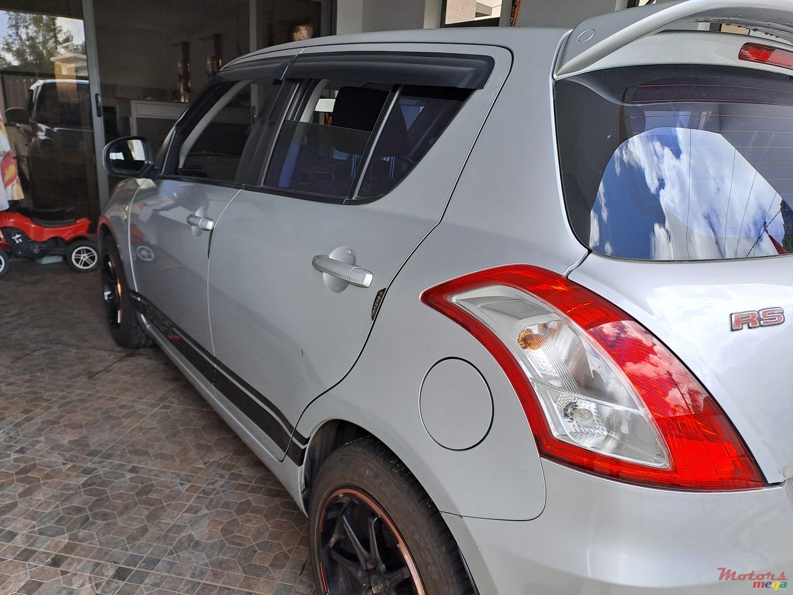 2012' Suzuki Swift photo #2