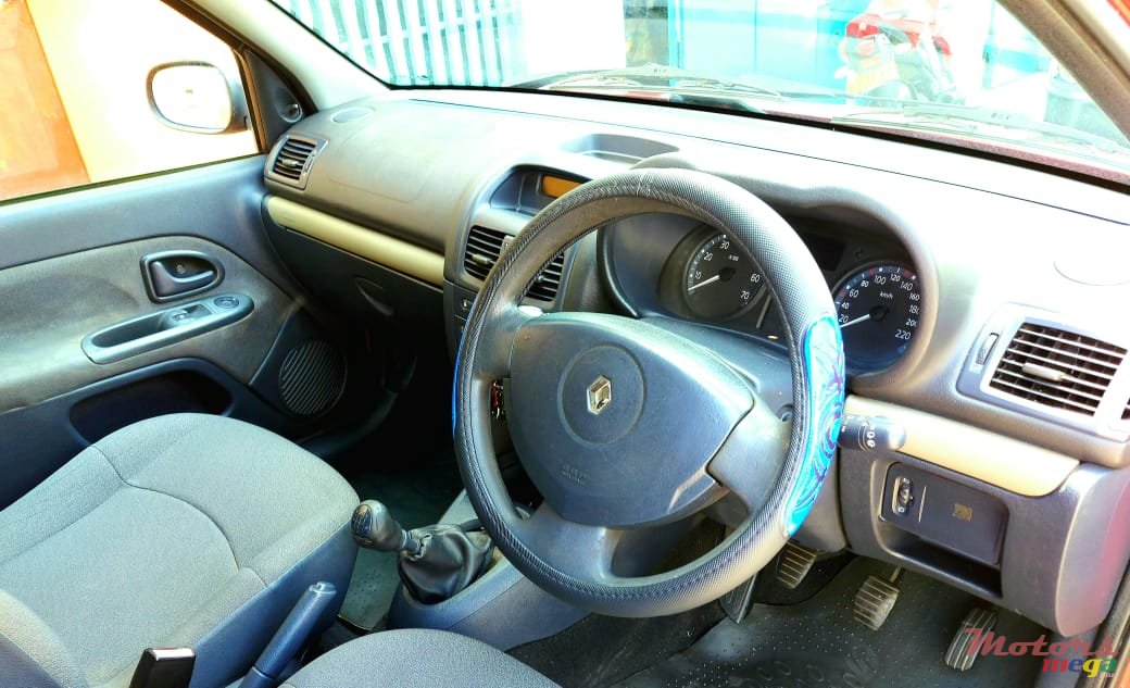 2013' Toyota Vitz photo #2