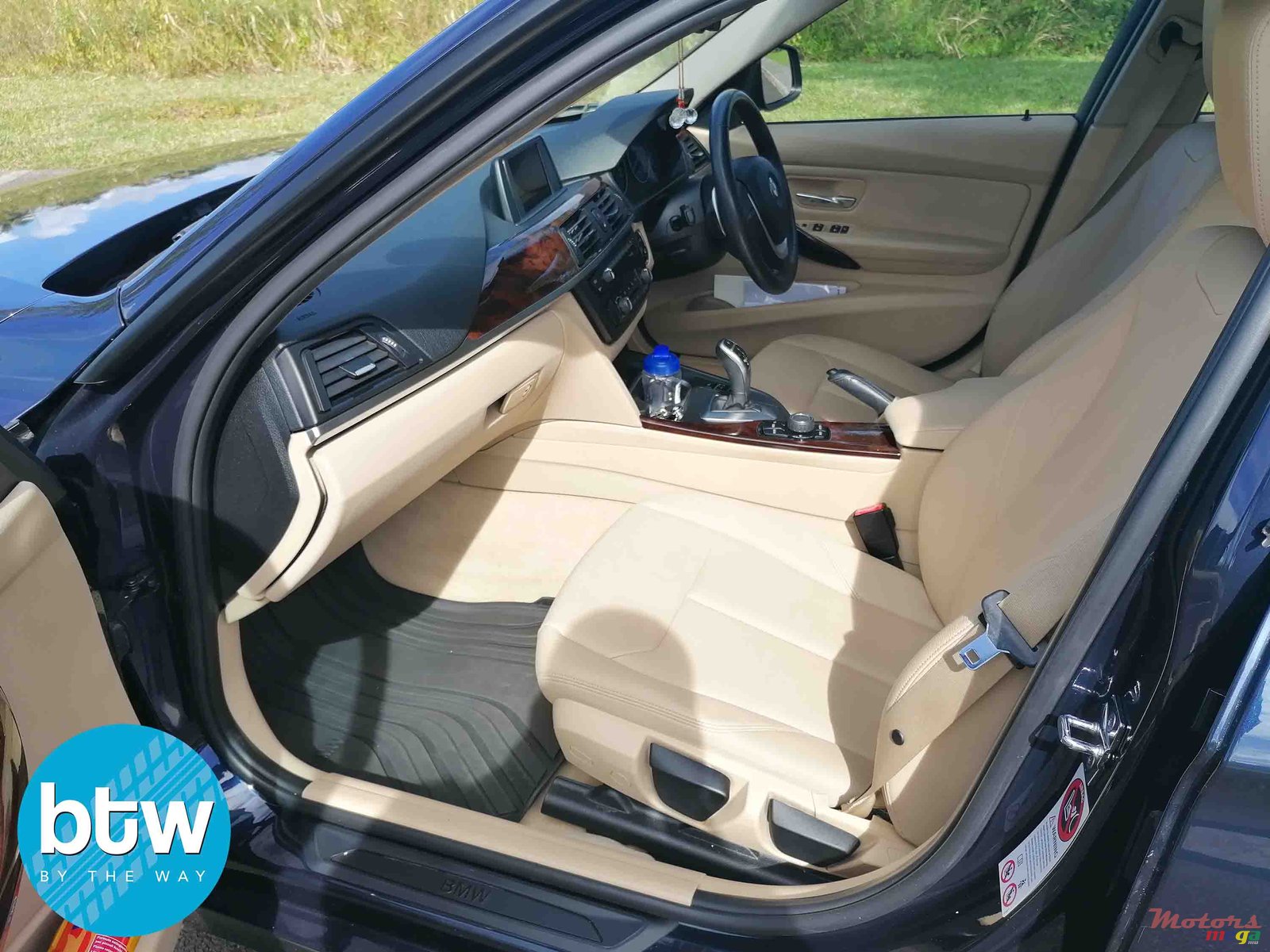 2012' BMW 3 Series 320i photo #3