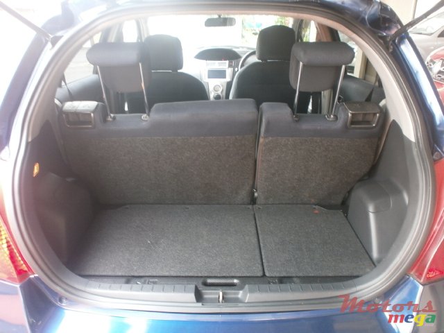 2007' Toyota Vitz photo #3