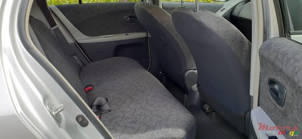 2010' Toyota Vitz photo #5