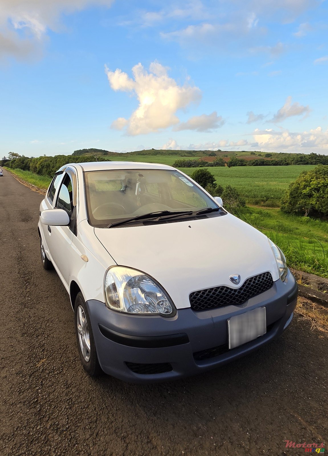 2003' Toyota Vitz photo #1
