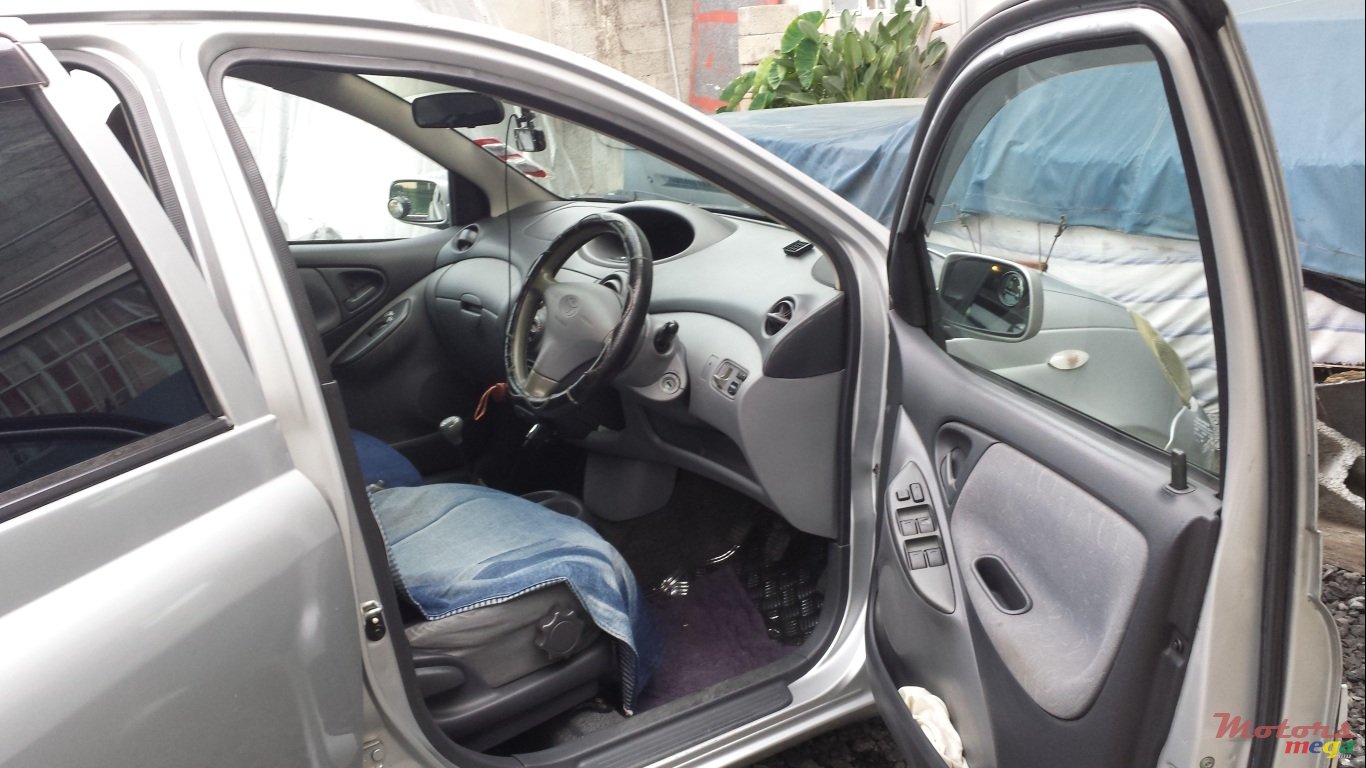 2000' Toyota Vitz photo #4