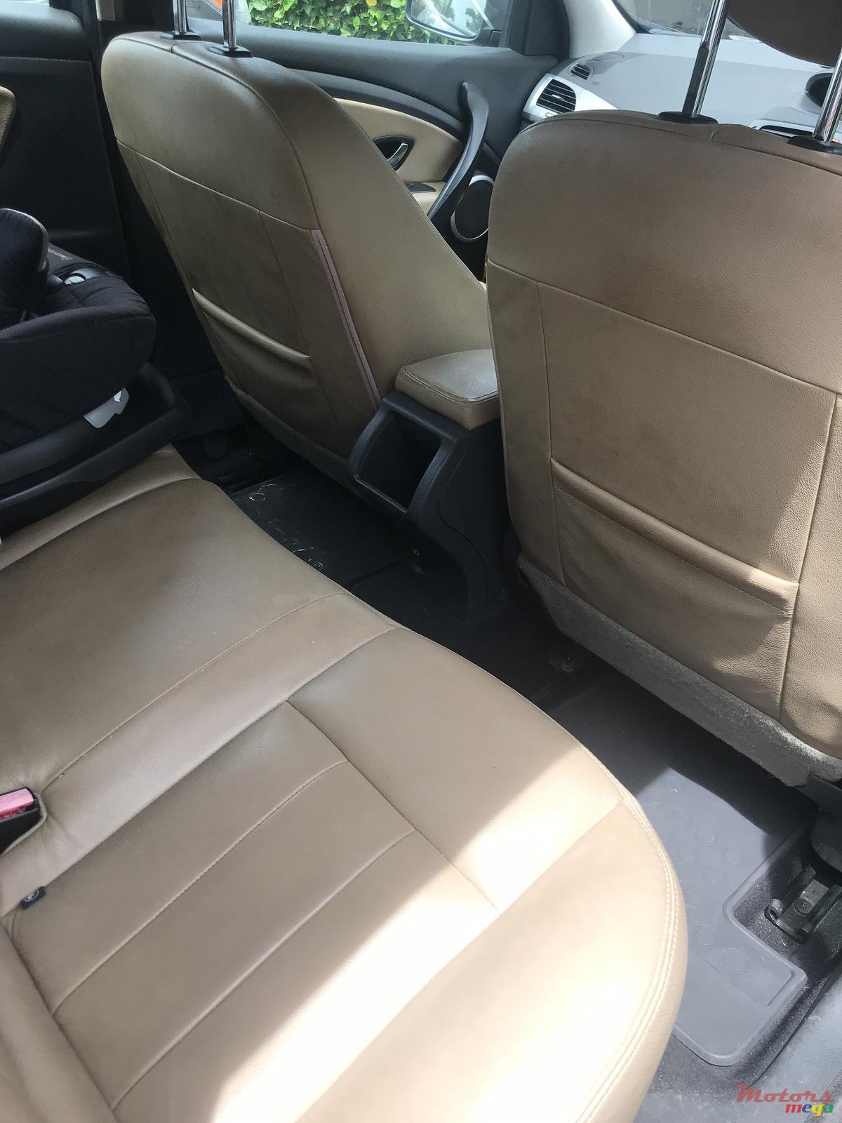 2010' Renault Megane TCe photo #4