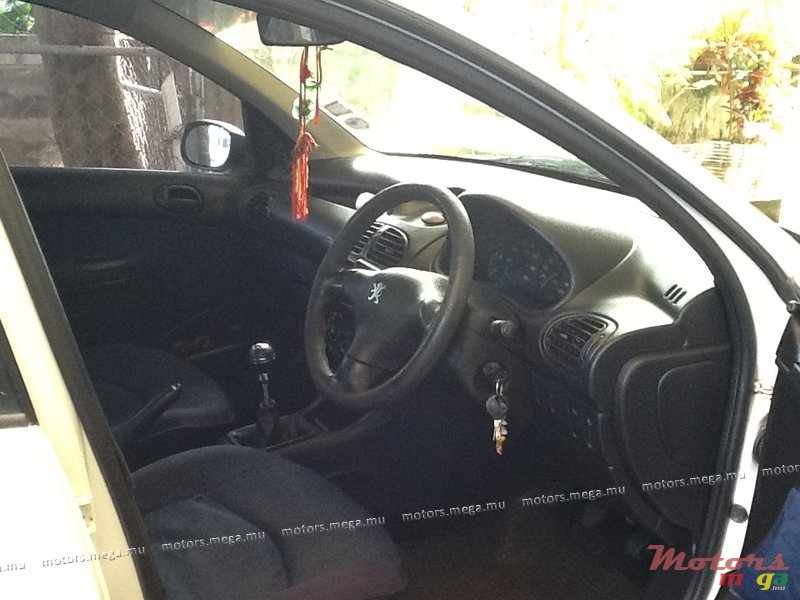 2001' Peugeot photo #3
