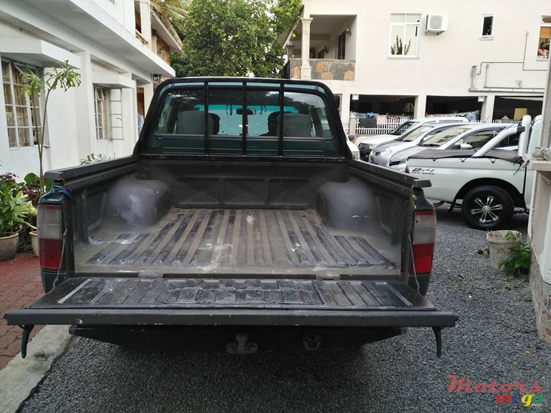 2001' Toyota Hilux photo #7