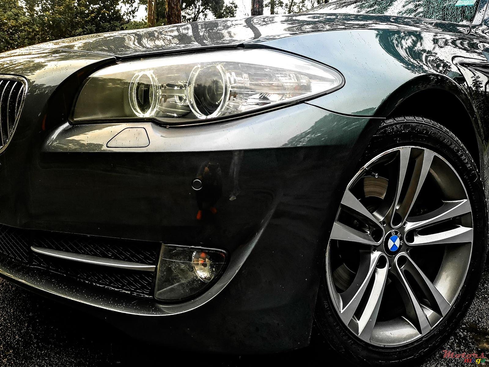 2011' BMW 523 photo #3