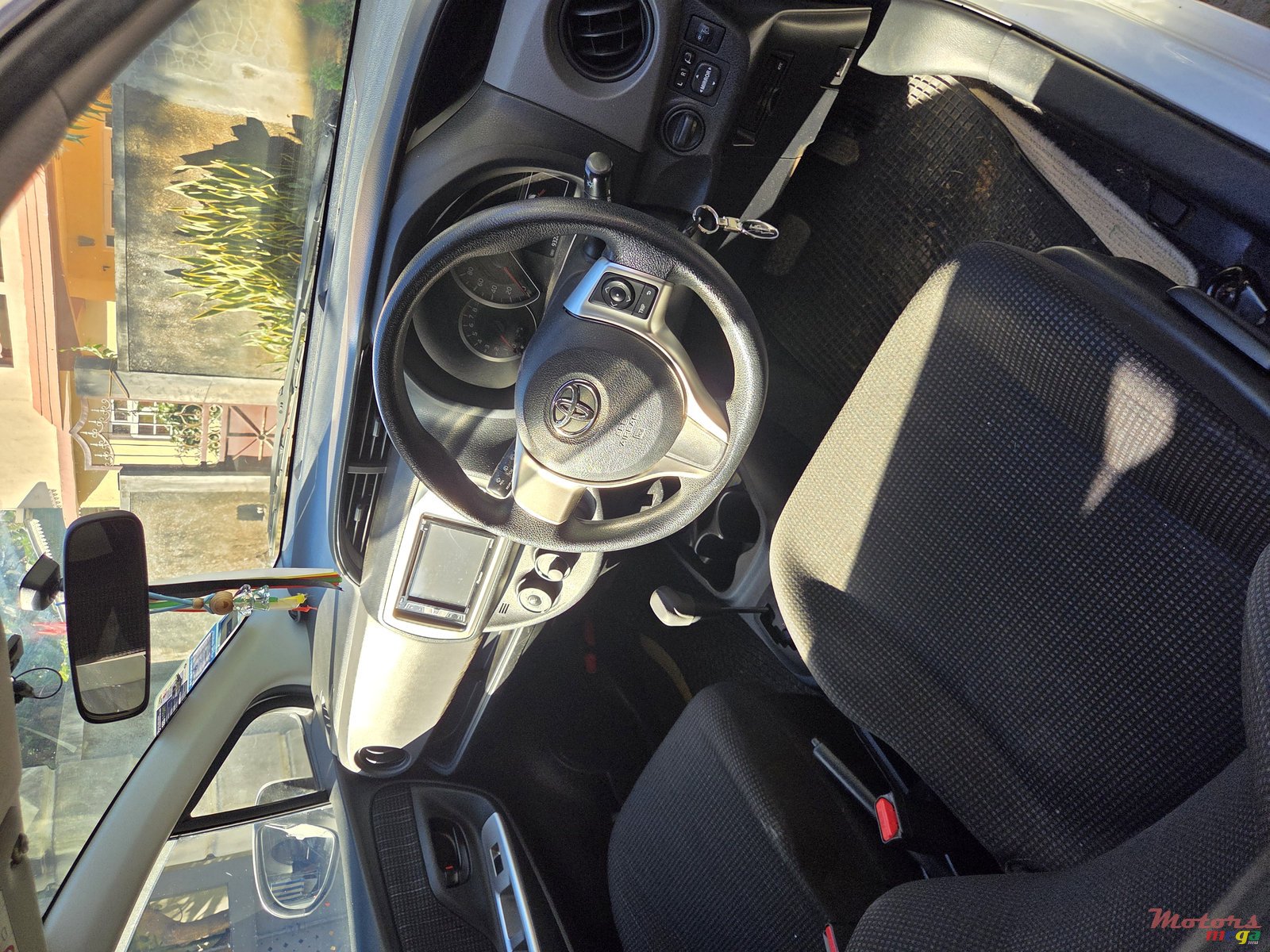 2014' Toyota Vitz photo #5