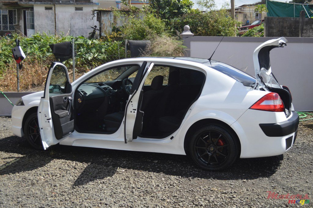 2004' Renault Megane RS photo #1