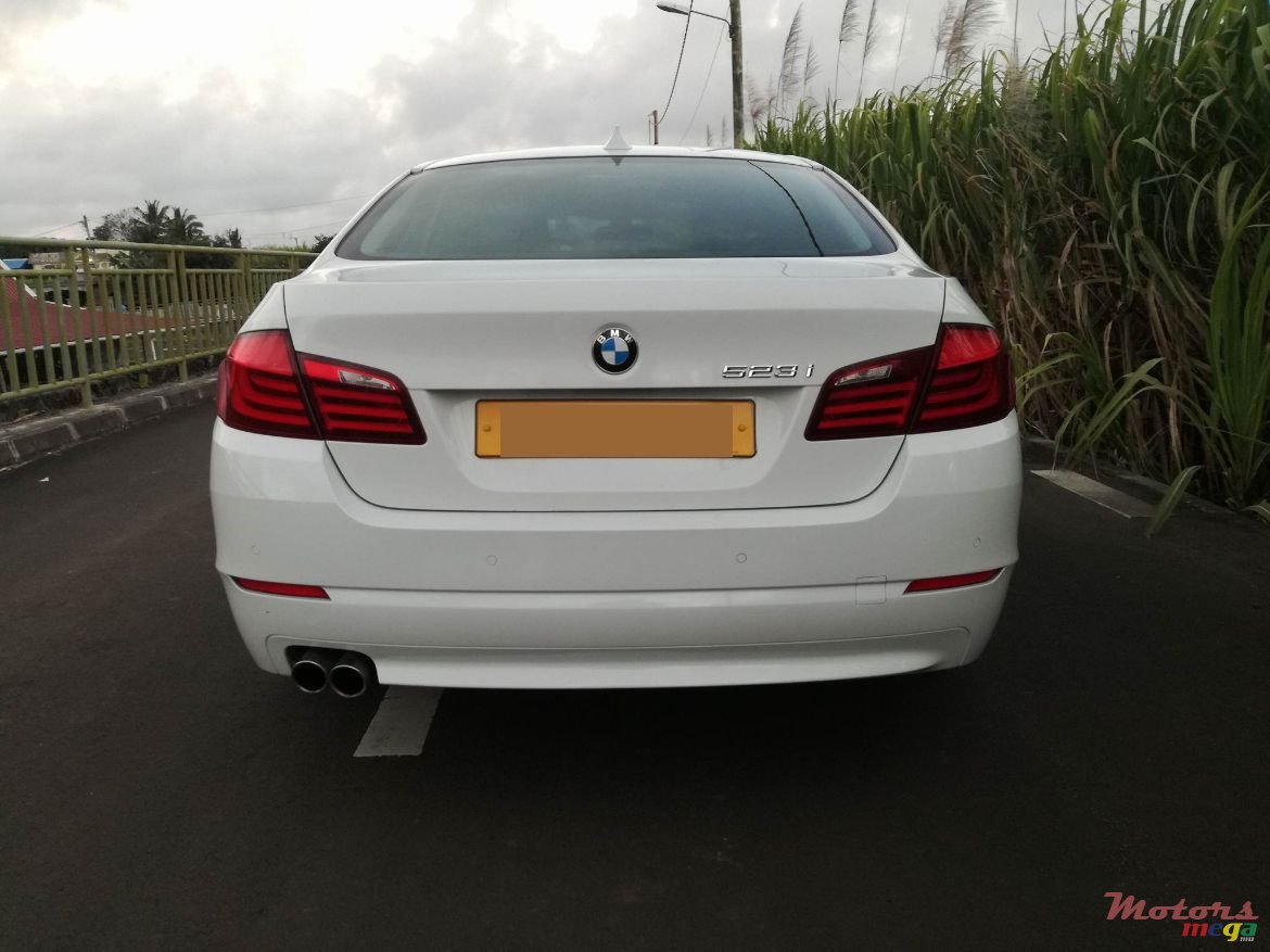 2011' BMW 523 photo #3