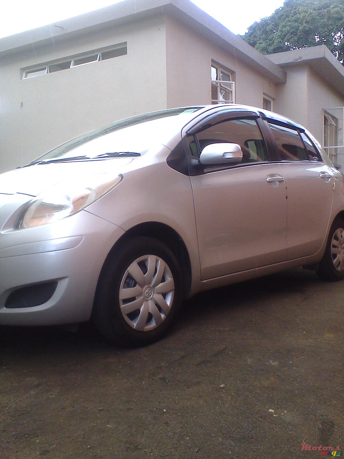 2009' Toyota Vitz photo #3
