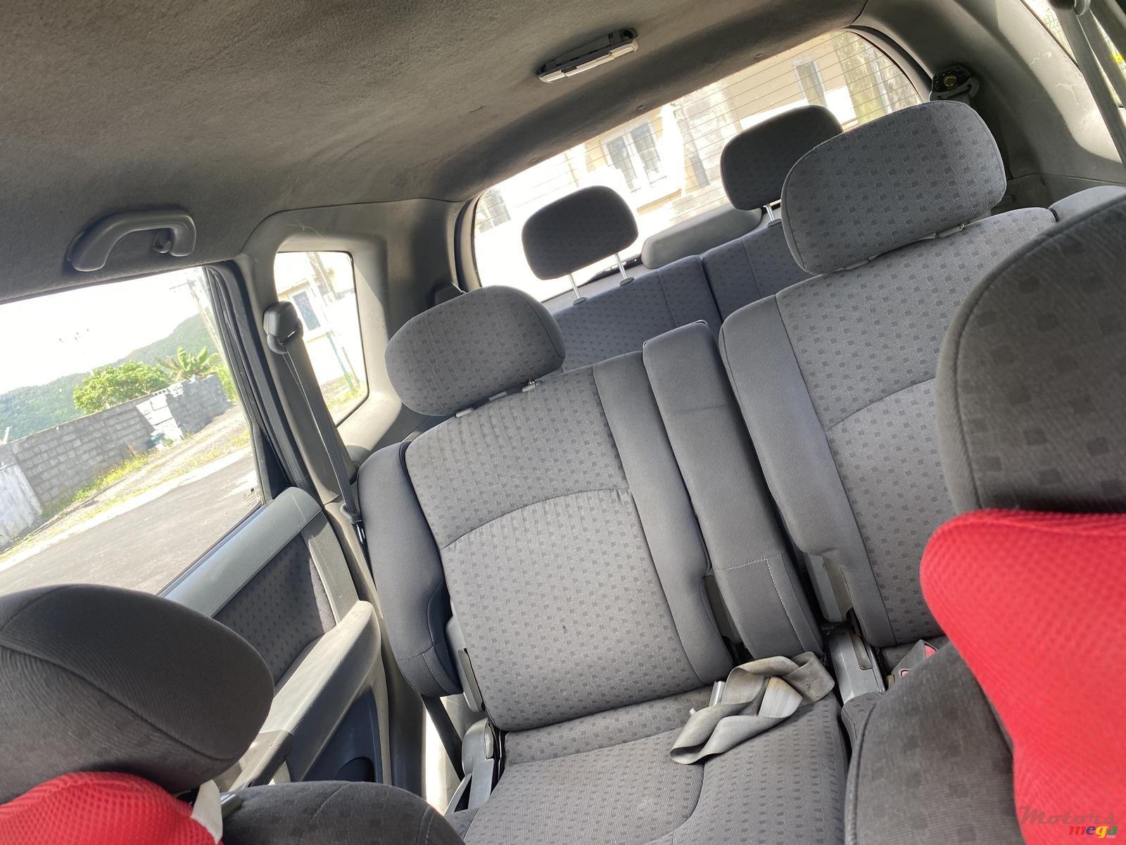 2005' Kia Carens 7 places photo #1