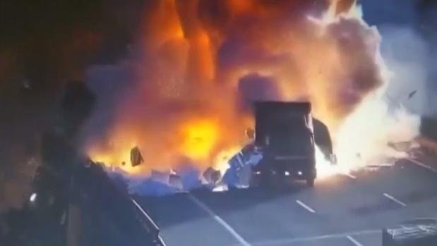 Massive blast as vehicles collide on motorway in China