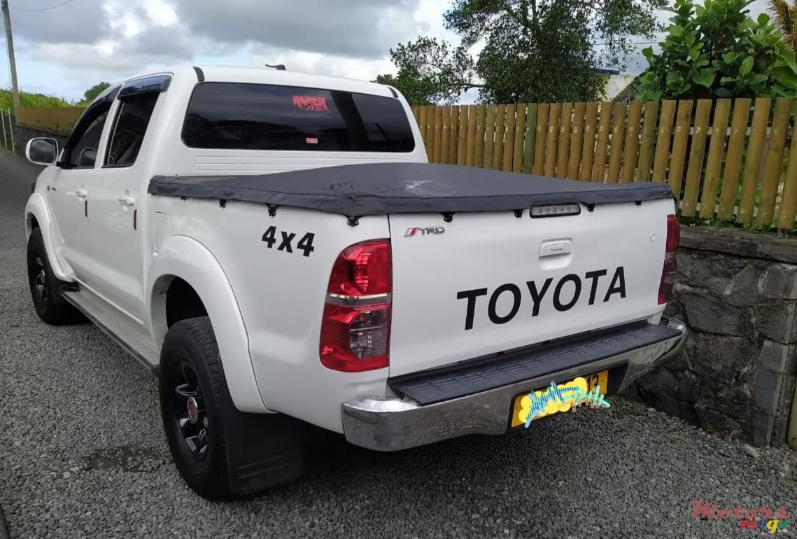 2013' Toyota Hilux 4x4 photo #2