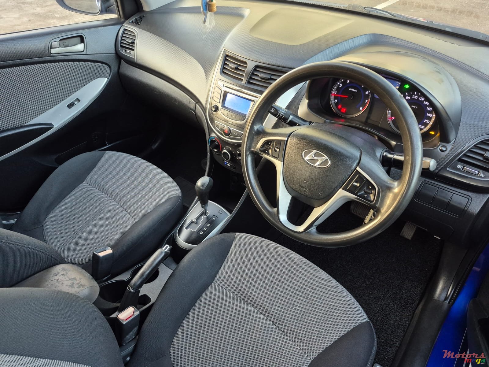 2011' Hyundai Accent Automatic photo #5