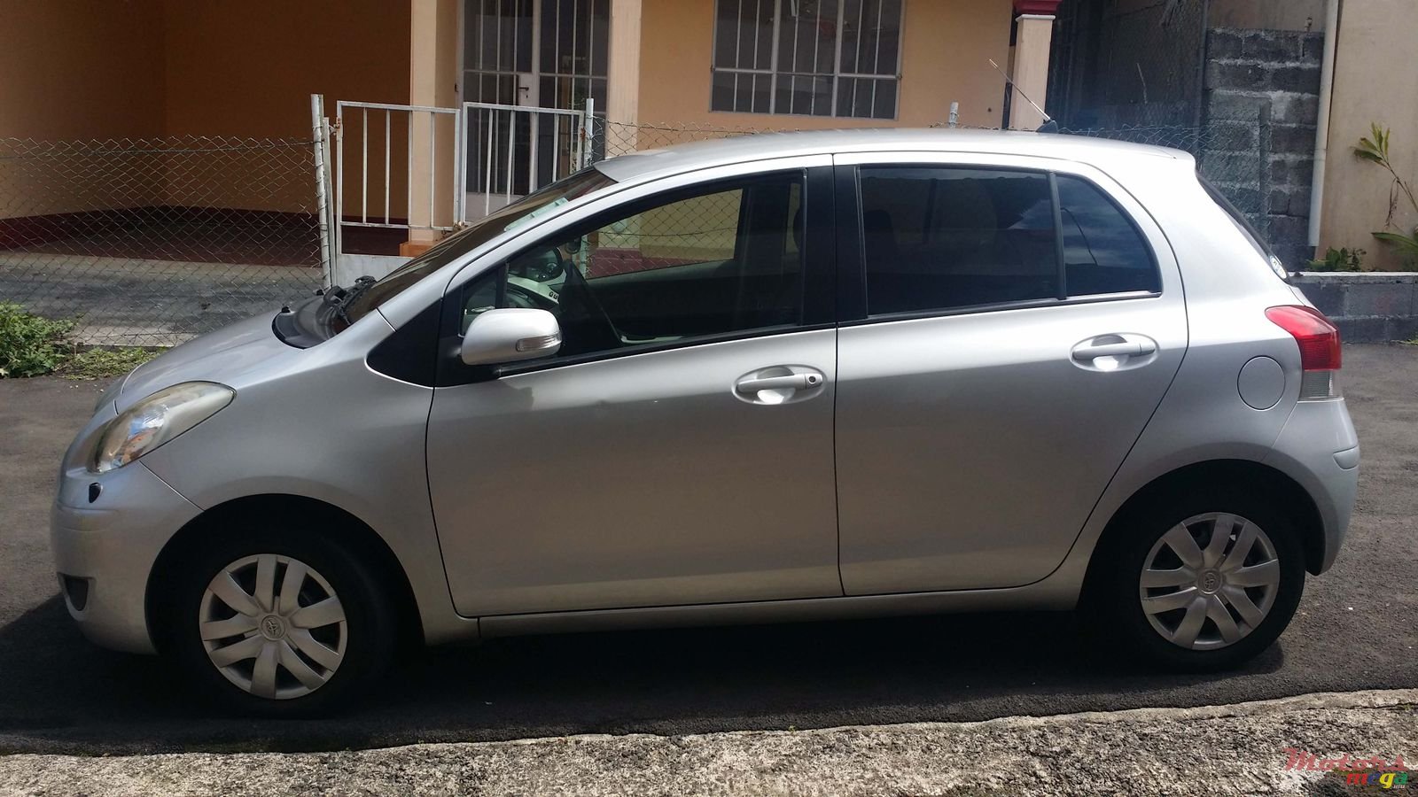 2010' Toyota Vitz photo #2