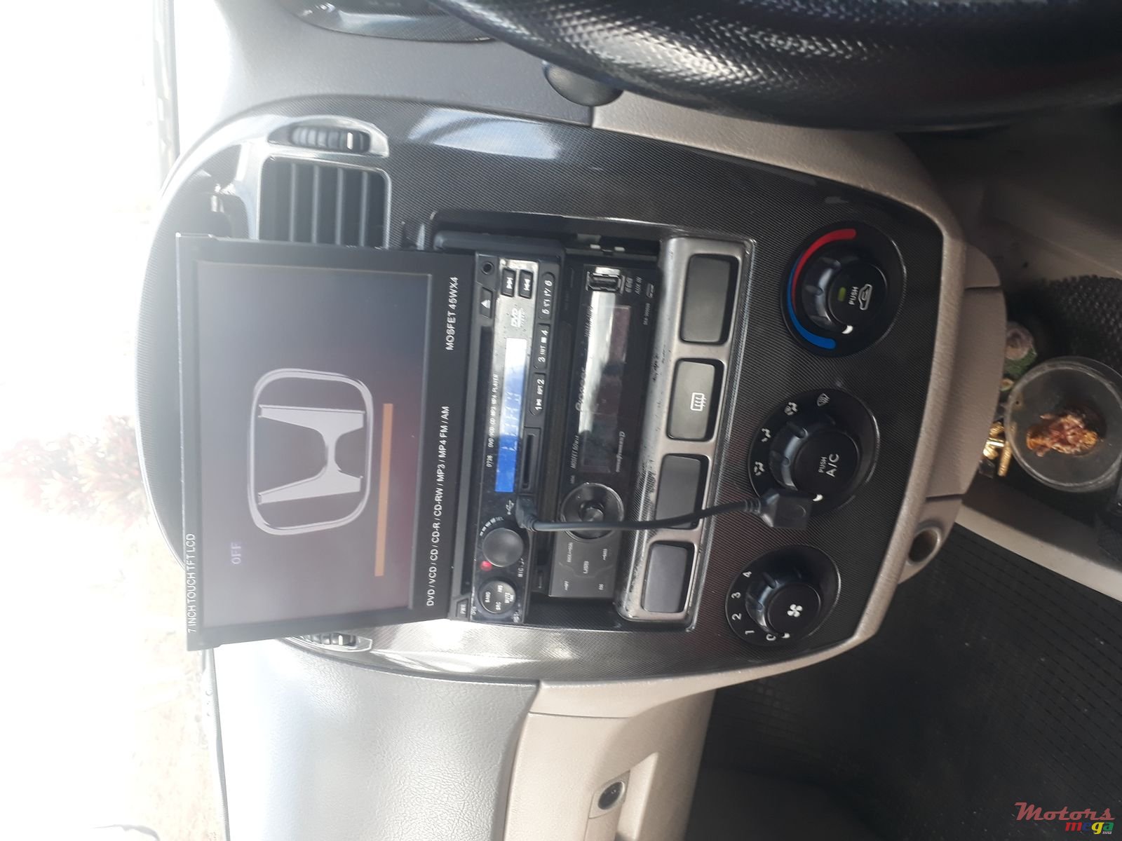 2004' Kia Cerato Sports photo #2