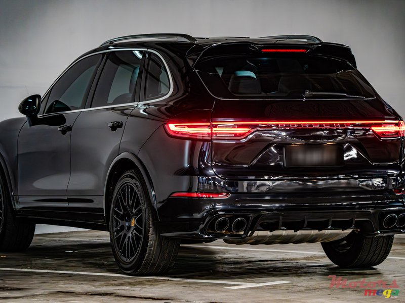 2022' Porsche Cayenne photo #4