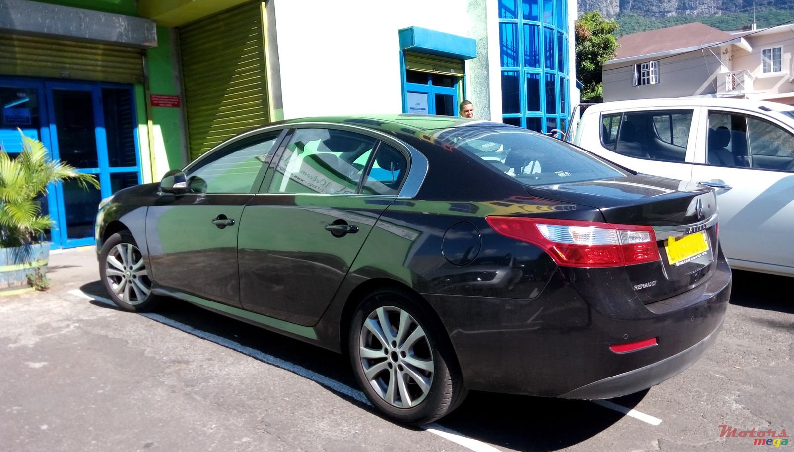 2011' Renault Latitude photo #2