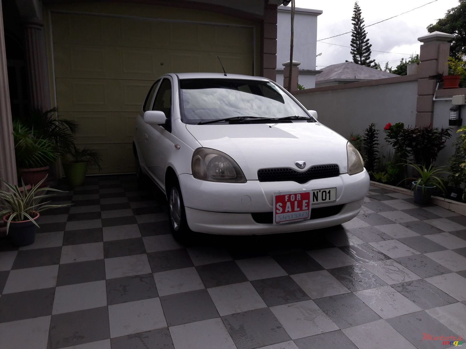 2001' Toyota Vitz photo #1