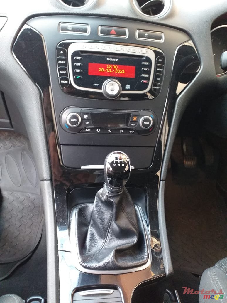 2013' Ford Mondeo photo #7