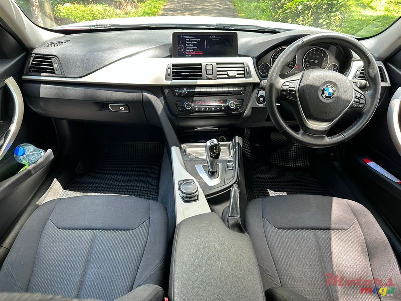 2015' BMW 320i photo #6