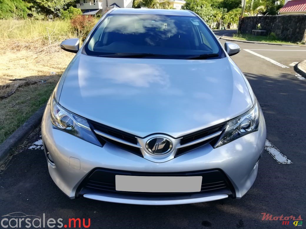 2012' Toyota Auris 1.5 Hatchback photo #1