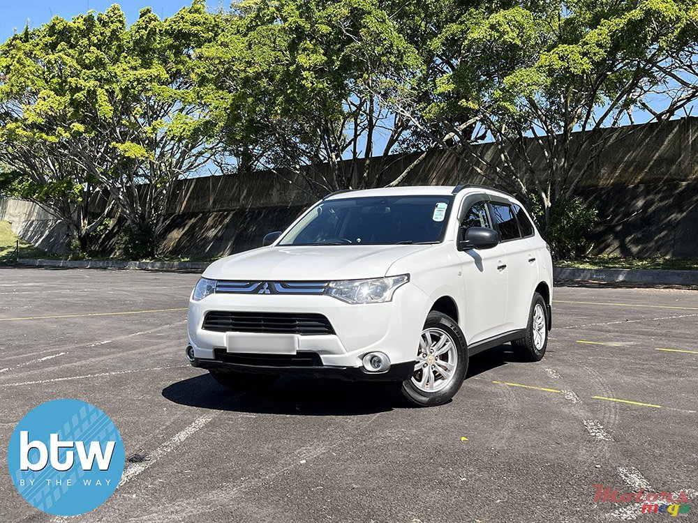 2014' Mitsubishi Outlander photo #2