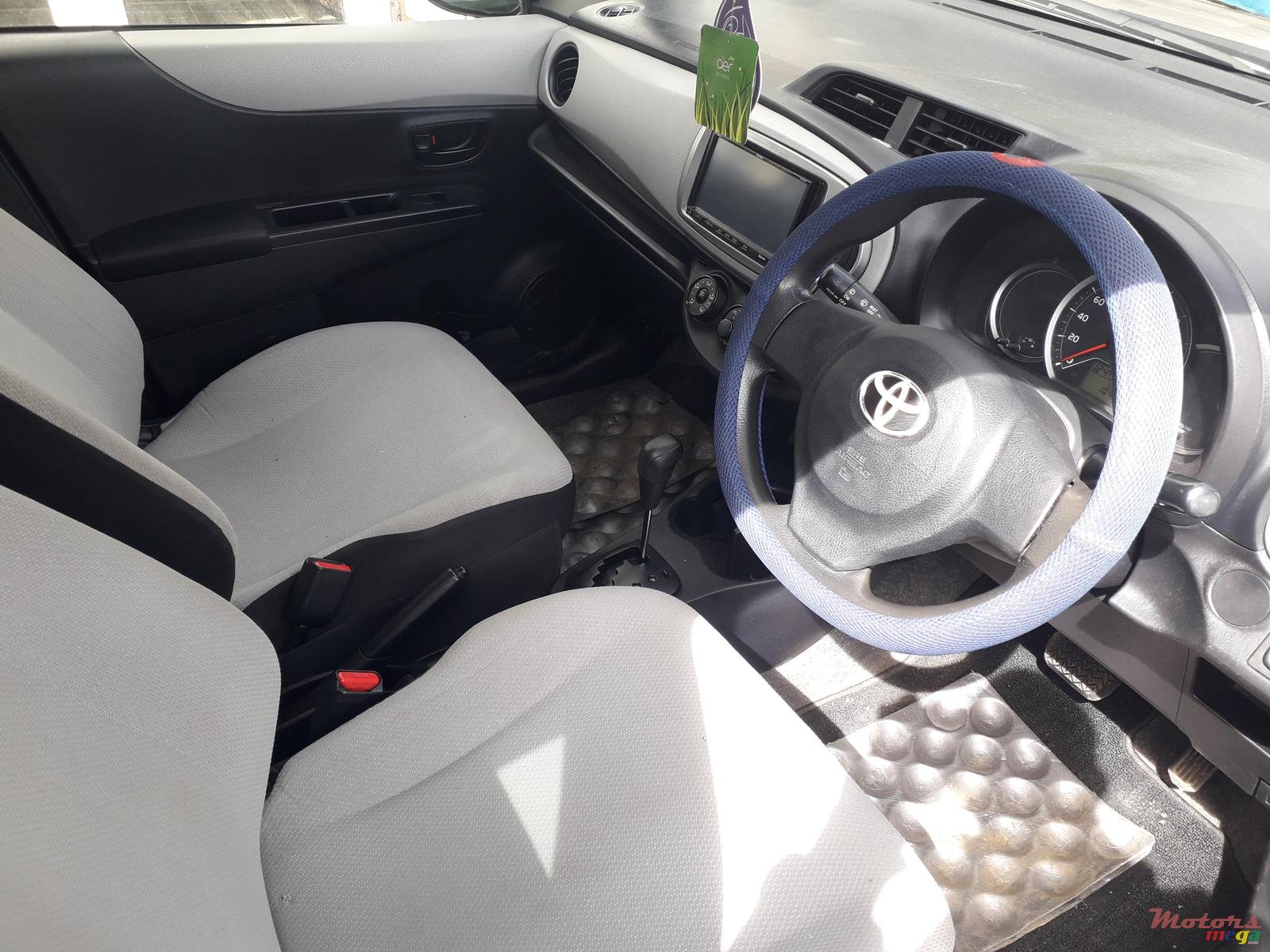 2012' Toyota Vitz 1000cc photo #3