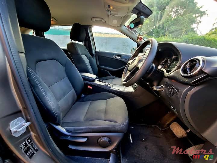 2012' Mercedes-Benz B 180 photo #6