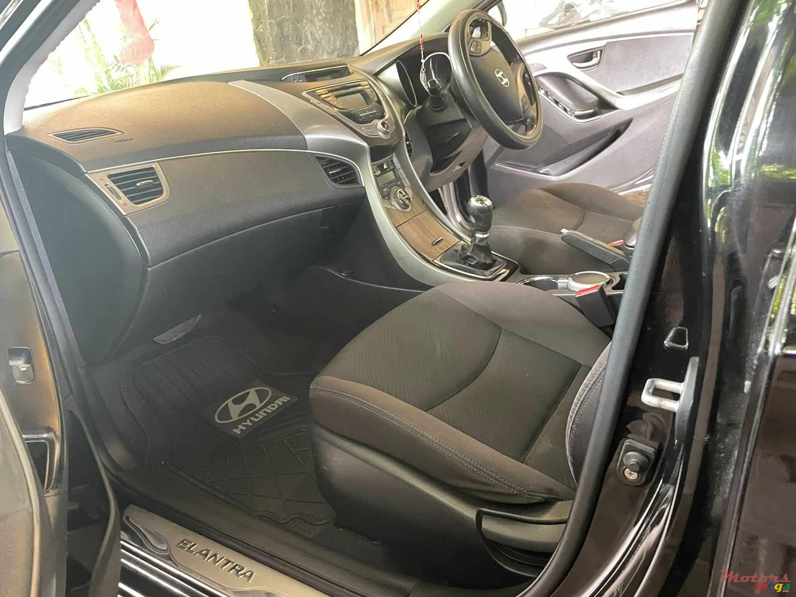 2013' Hyundai Elantra photo #4