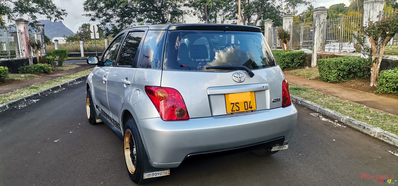 2004' Toyota IST photo #7