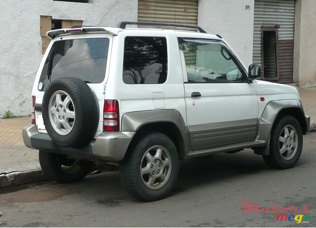 1997' Mitsubishi Pajero Junior photo #1